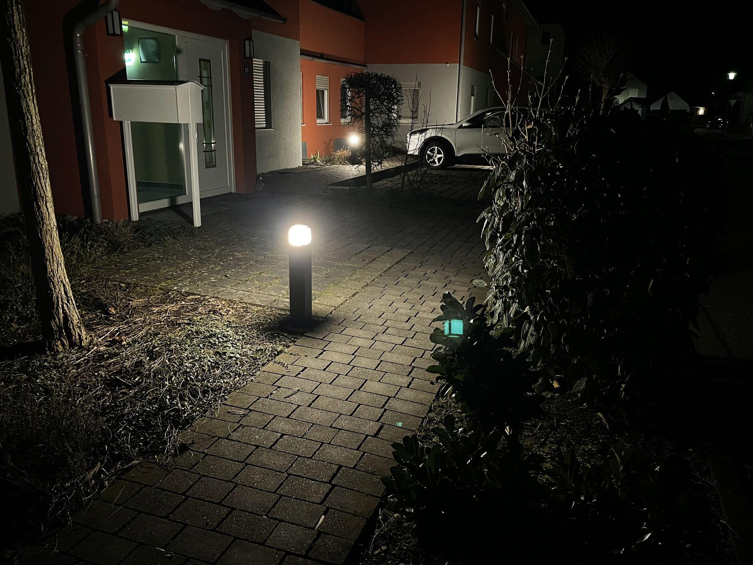 Wegbeleuchtung bei Nacht - negativ