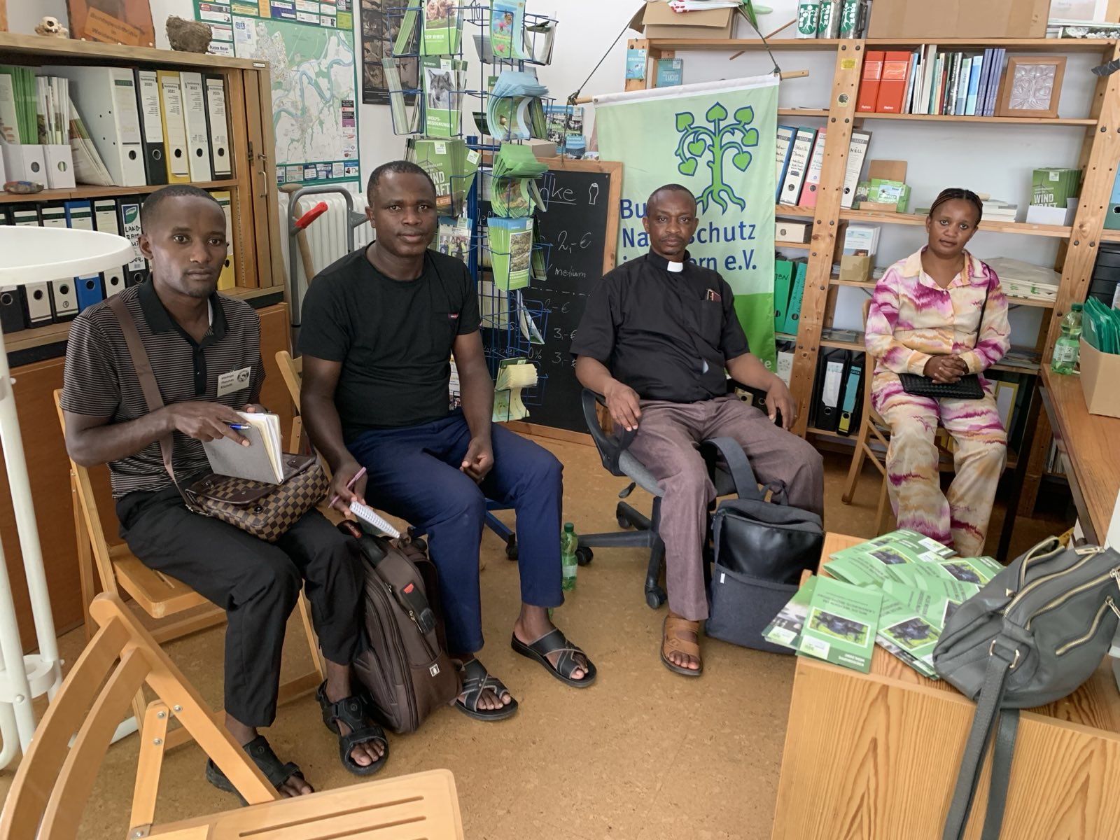 Der Besuch aus Tansania in der Geschäftsstelle Waldkraiburg Der Besuch aus Tansania in der Geschäftsstelle Waldkraiburg