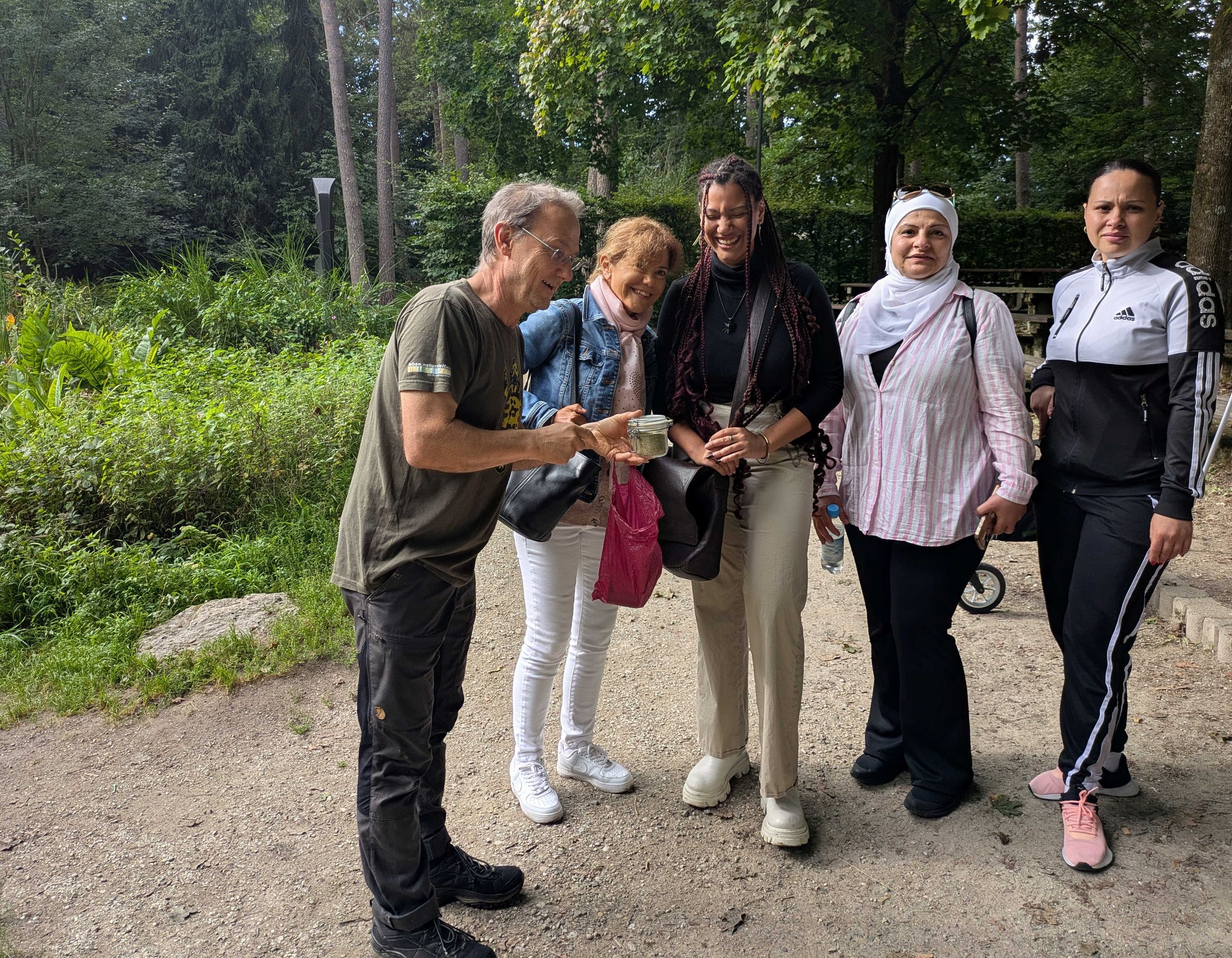 Andreas Zahn mit Beatrice Pieraccini (links) und Kursteilnehmerinnen Andreas Zahn mit Beatrice Pieraccini (links) und Kursteilnehmerinnen
