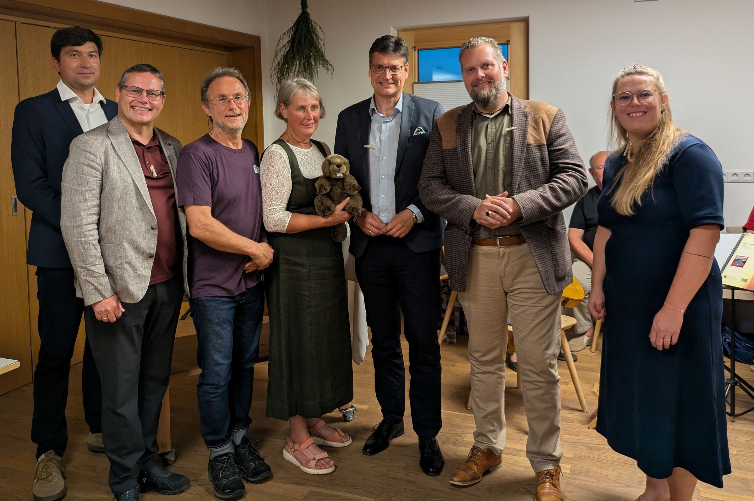 1) Gruppenbild (von links): BN Landesbeauftragter Martin Geilhufe, MdL Markus Saller, Dr. Andreas Zahn, Doris Anzinger-Pohlus, Landrat Max Heimerl, MdL Sascha Schnürer und BN Regionalreferentin Annemarie Räder Gruppenbild (von links): BN Landesbeauftragter Martin Geilhufe, MdL Markus Saller, Dr. Andreas Zahn, Doris Anzinger-Pohlus, Landrat Max Heimerl, MdL Sascha Schnürer und BN Regionalreferentin Annemarie Räder