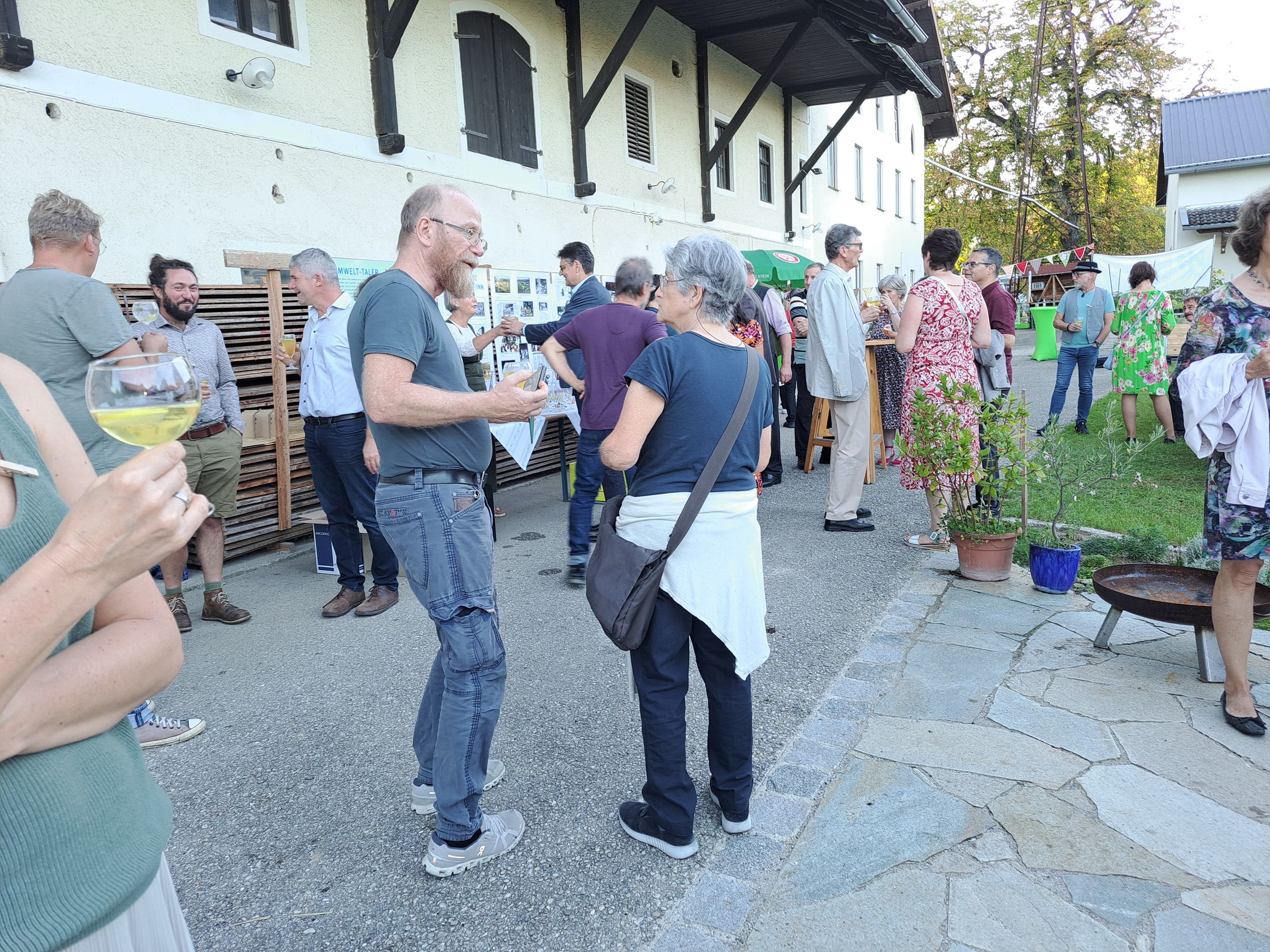 Angeregte Unterhaltungen bereicherten die Feier. Angeregte Unterhaltungen bereicherten die Feier.