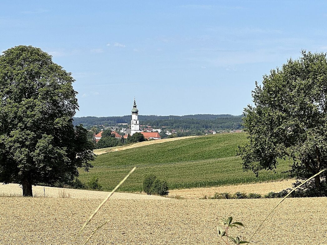 ...Neumarkt-Sankt Veit ins Blickfeld. Ein KSK-Kreuz im Vordergrund hätte uns beinahe... ...Neumarkt-Sankt Veit ins Blickfeld. Ein KSK-Kreuz im Vordergrund hätte uns beinahe...