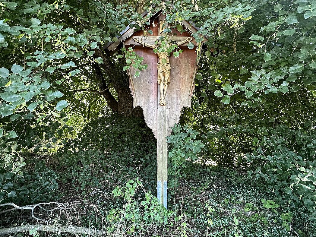 ...das Neuner-Kreuz im Hintergrund übersehen lassen. ...das Neuner-Kreuz im Hintergrund übersehen lassen.