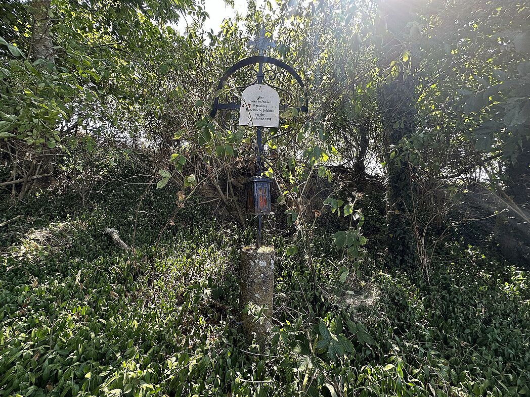 Aber Jochen Peters kennt sie alle. Die letzten drei Kreuze, die wir uns anschauten, sind ... Aber Jochen Peters kennt sie alle. Die letzten drei Kreuze, die wir uns anschauten, sind ...