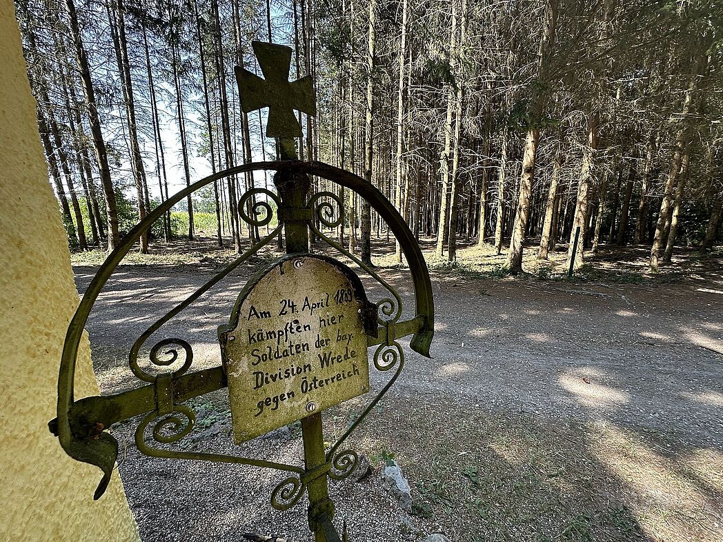 ...um die Huber-Kapelle gruppiert, wo wir auch etwas länger pausierten, bevor es auf den Rückweg zur Rottbrücke ging. Angesichts der vielen Opfer und des unendlichen Leides am 24. April 1809 wirkt die Inschrift... ...um die Huber-Kapelle gruppiert, wo wir auch etwas länger pausierten, bevor es auf den Rückweg zur Rottbrücke ging. Angesichts der vielen Opfer und des unendlichen Leides am 24. April 1809 wirkt die Inschrift...