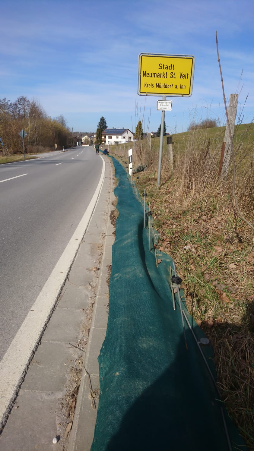 Langer Zaun an der Straße