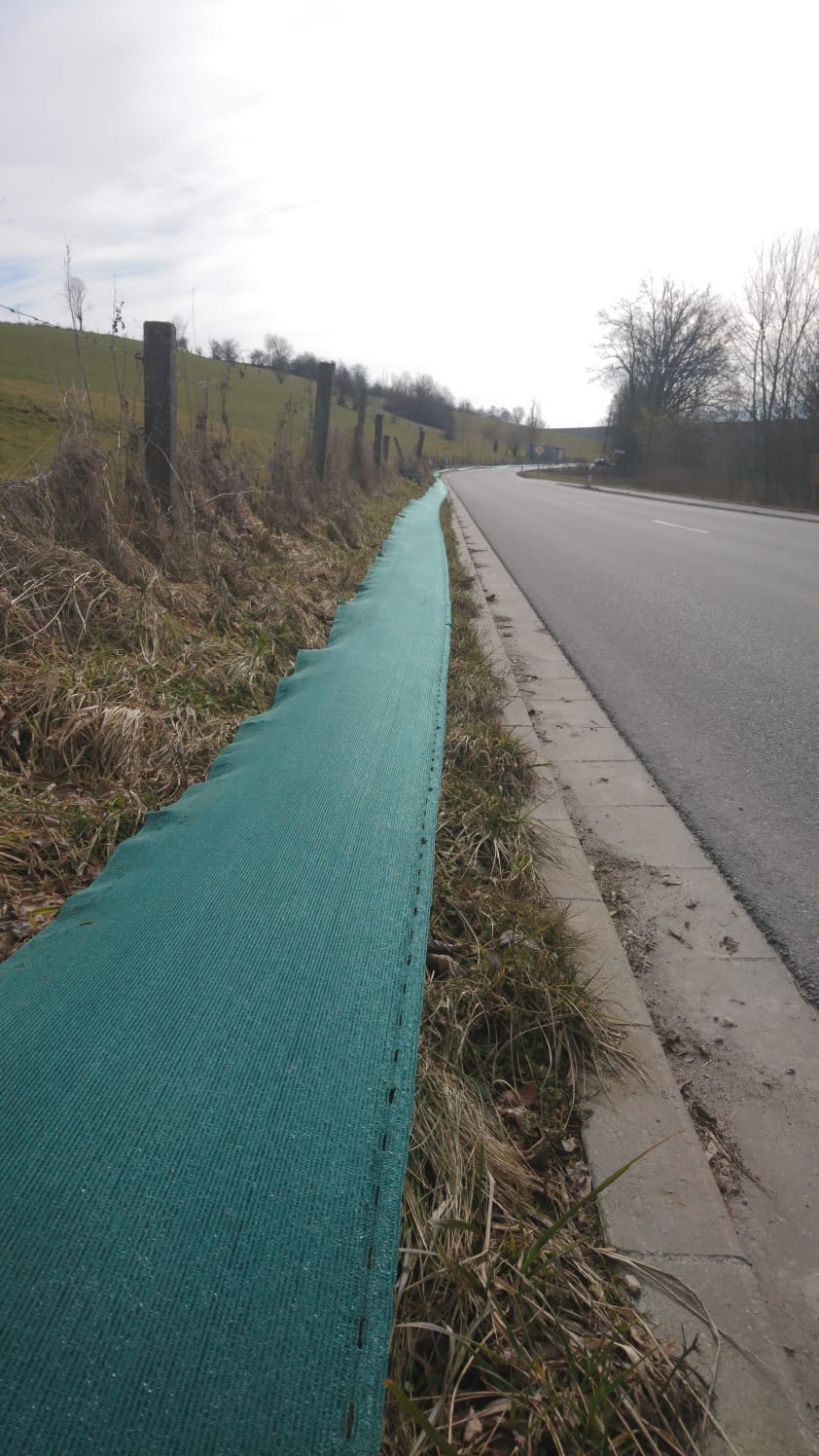 Ein langer Zaun, direkt an der Straße.