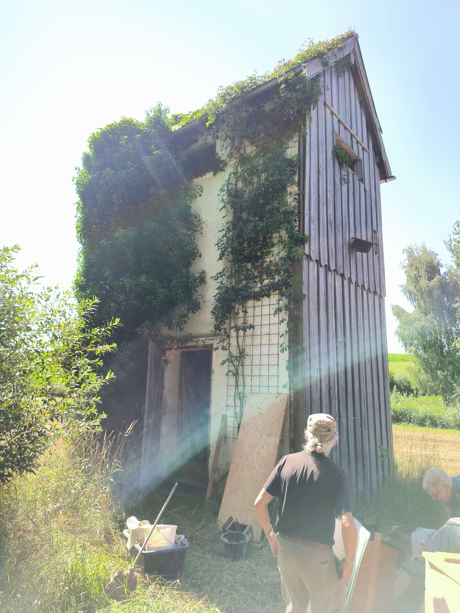 Eine alte Wandzeitung mit Bildern un Text