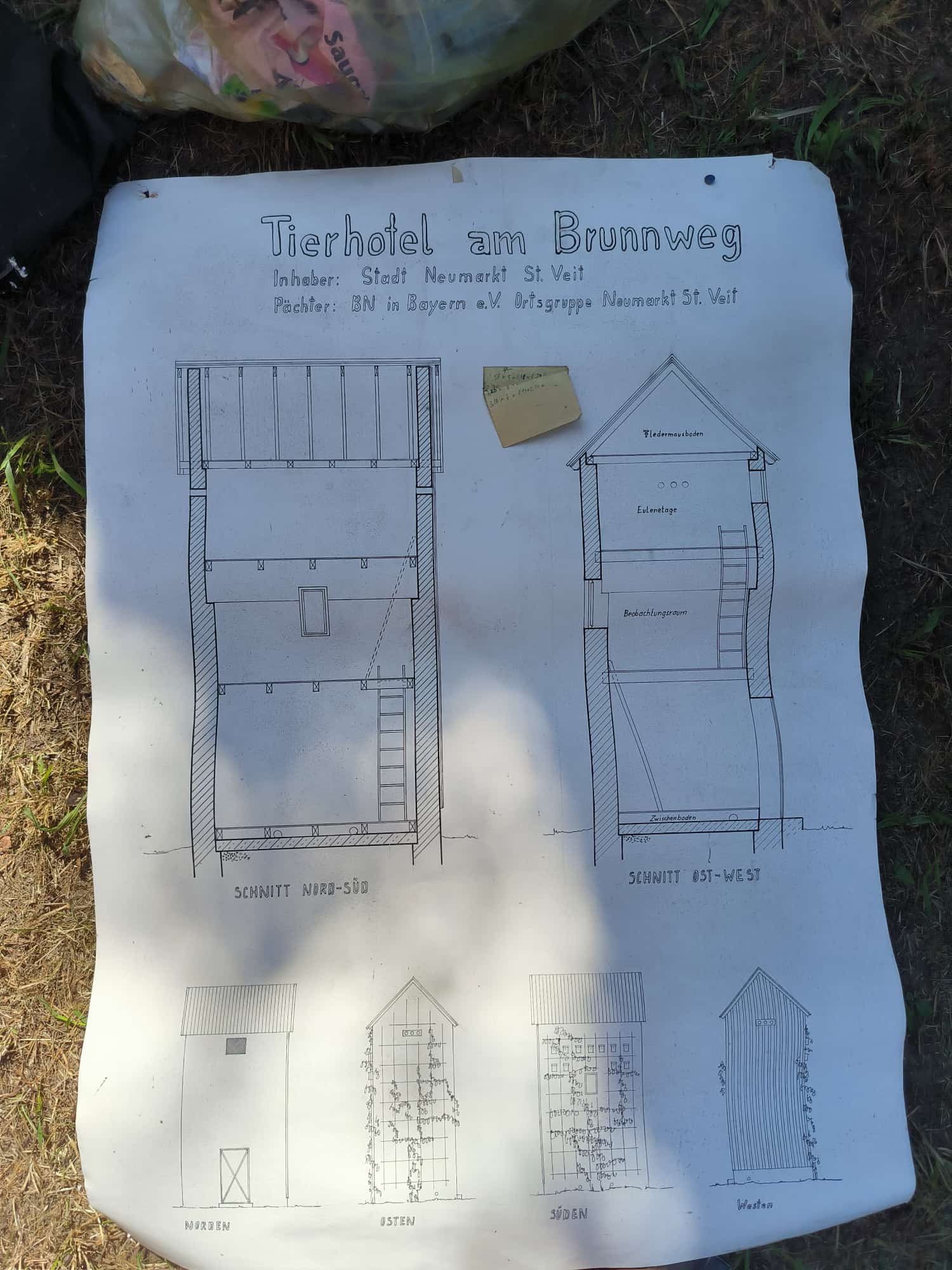 Innenleben des Trafohäuschens mit Alu-Leiter und einem alten Holzschrank