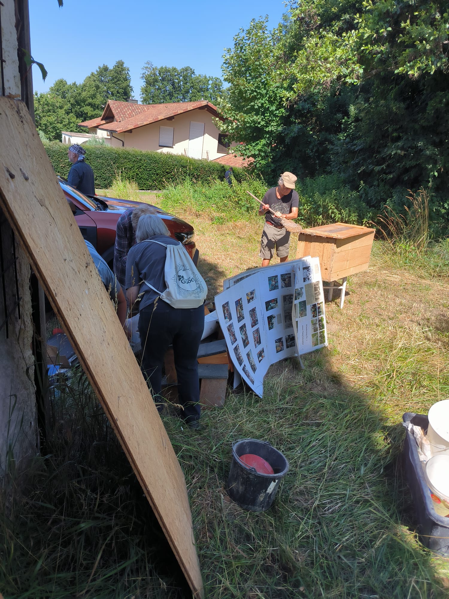 Bei der Arbeit am Trafohäuschen